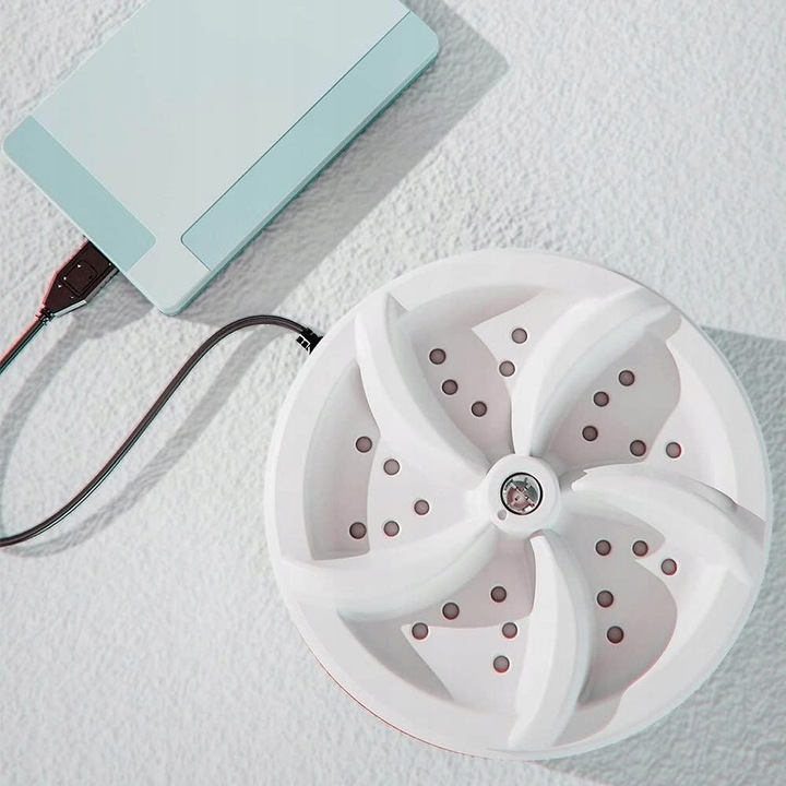 Zadowolona osoba pakuje pralkę do walizki